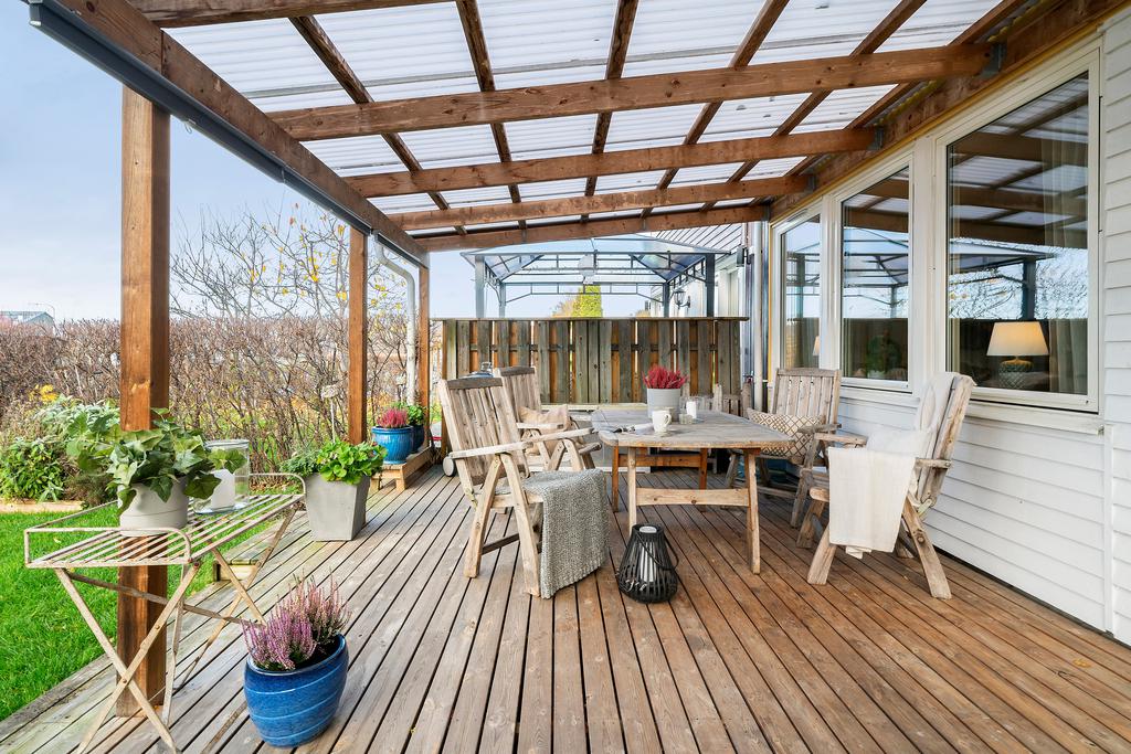 Solig veranda i väster under tak