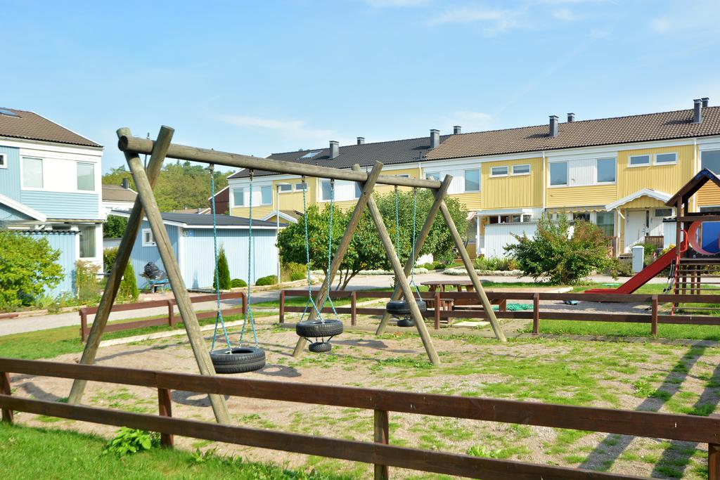 Lekplatsen utanför huset