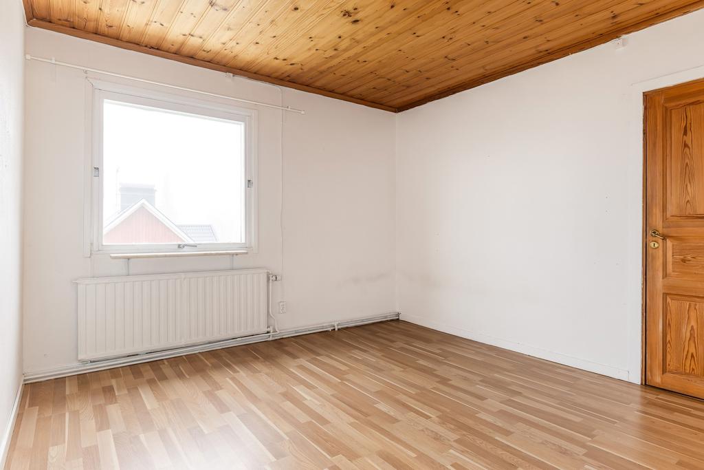 Sovrum 2 med stor klädkammare.