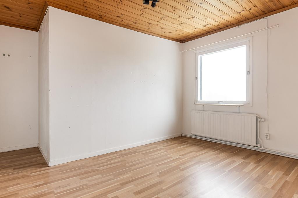 Sovrum 2 med stor klädkammare.