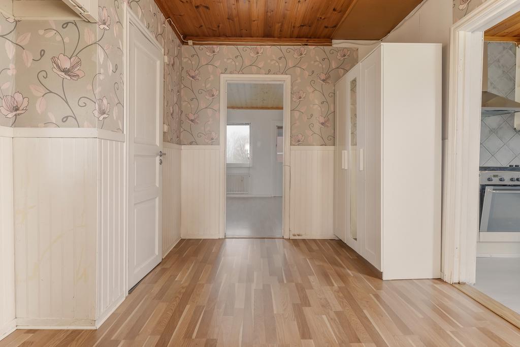 Rymlig hall med avhängningsplats och garderob