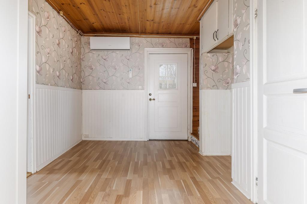 Rymlig hall med avhängningsplats och garderob