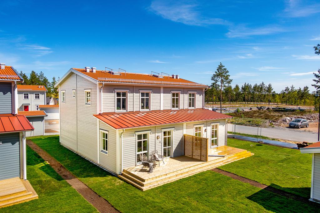 Kvalitativt och havsnära boende i natursköna området Ekhagen!