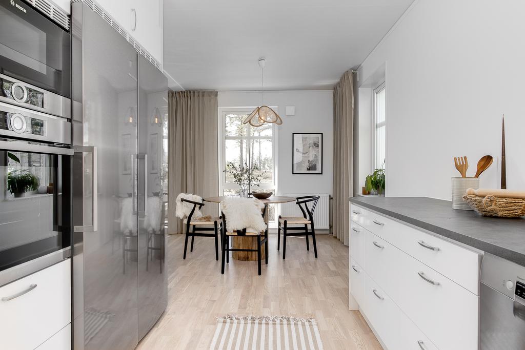 Köket är öppet mot matplats och vardagsrum