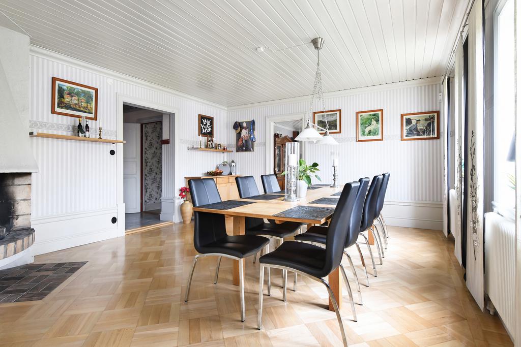 Stort matrum med parkettgolv