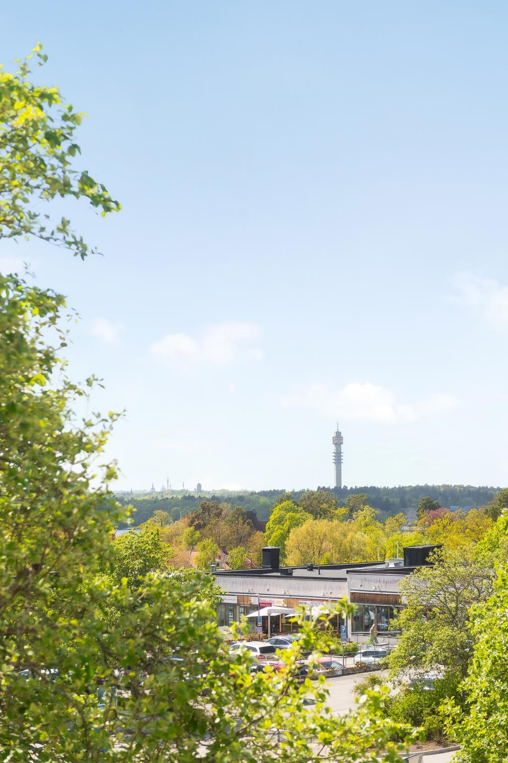 Utsikt från balkongen med Kaknästornet i fonden