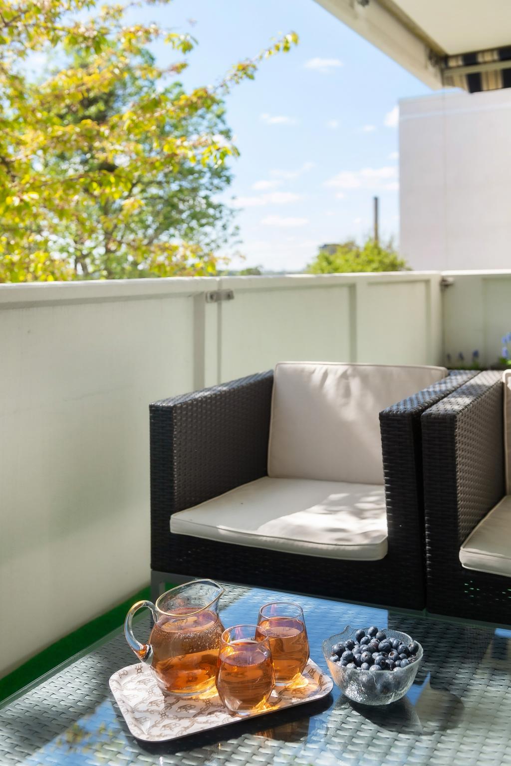 Rymlig, möblerbar balkong i söderläge med sol hela dagen