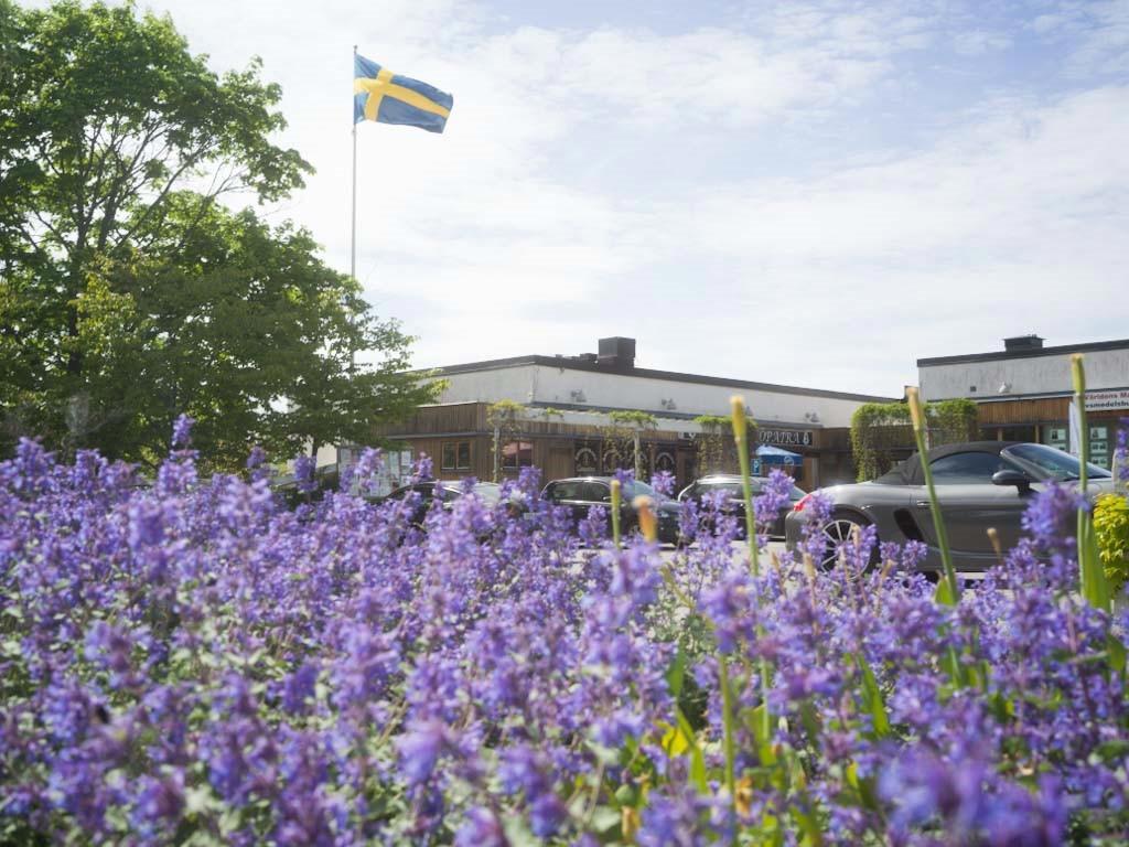 Vy mot torget  med flera bra restauranger och Lidingö Saluhall med trevlig After Work