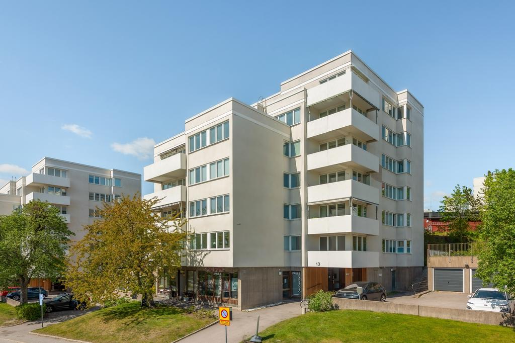 Pyrolavägen 13 belägen i ett av de eftertraktade punkthusen med sin strama och snygga funkisarkitektur i vitt med generösa balkonger.
