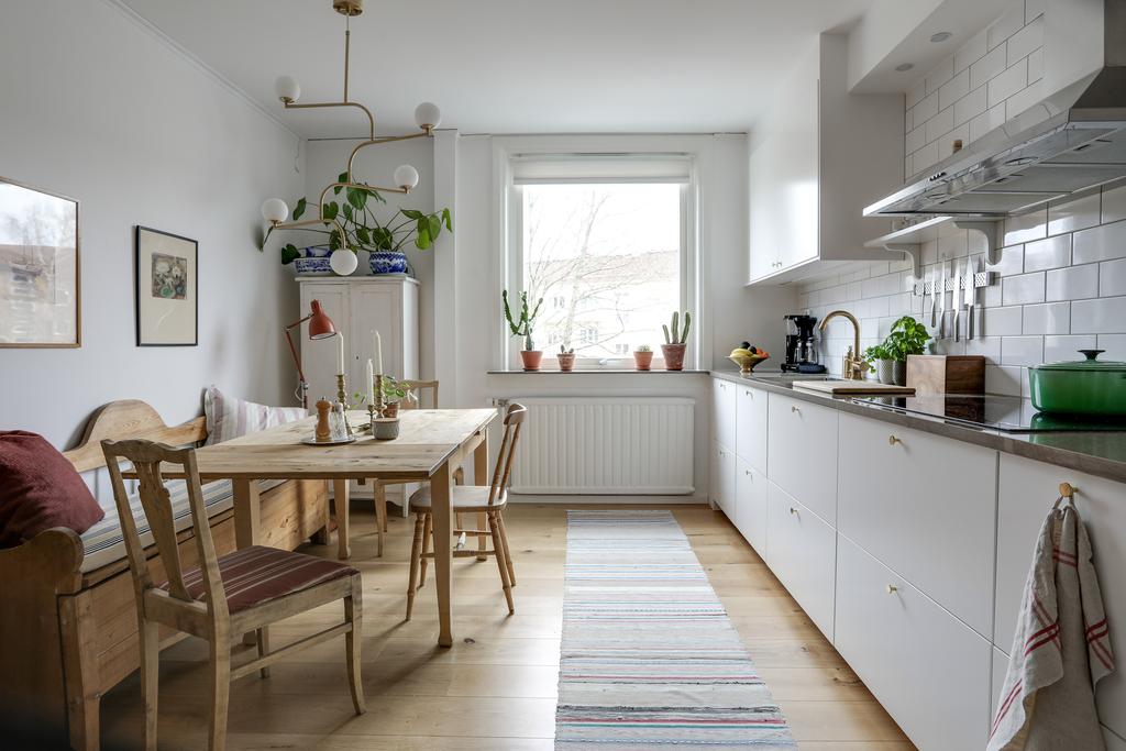 Nyrenoverat kök med stor plats för matgrupp..