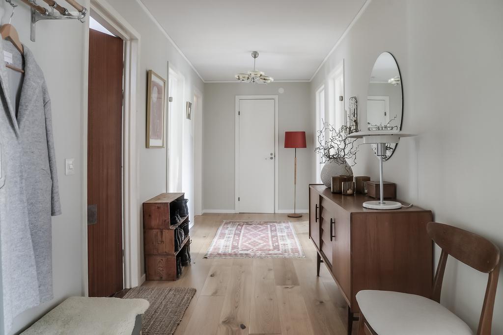 Rymlig och trevlig hall, härifrån når du alla bostadens rum..