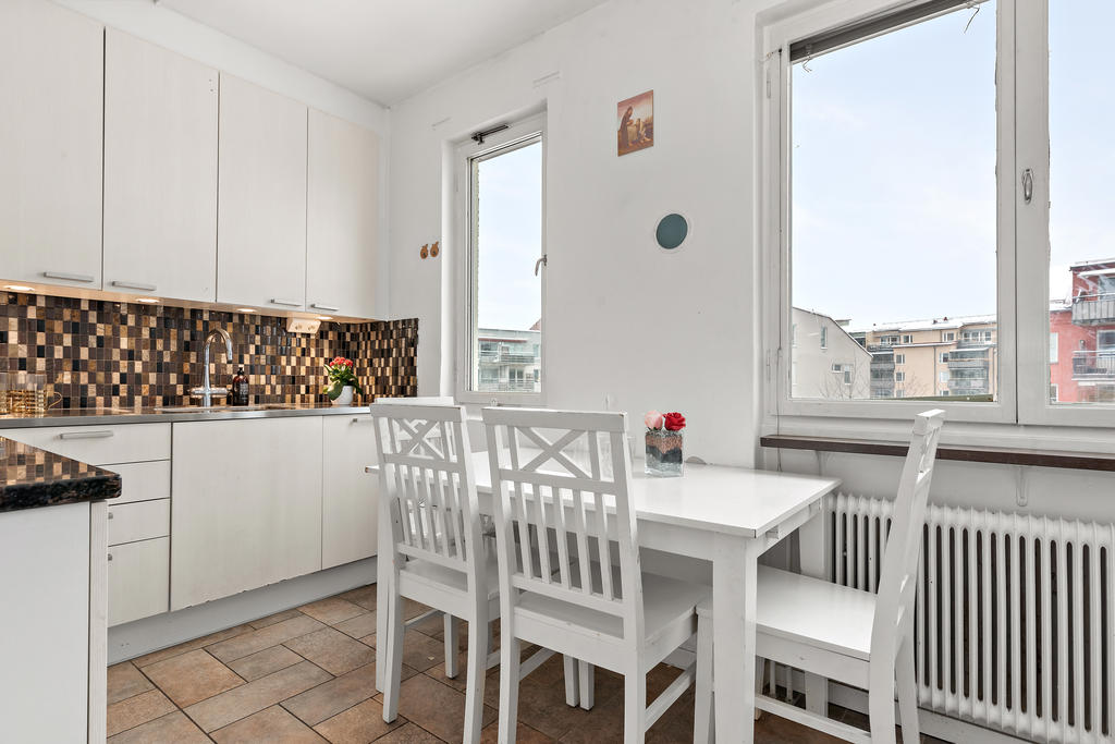 Plats för ett mindre bor intill fönster