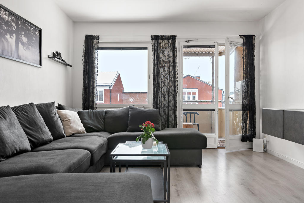 Här får man plats med en stor soffa och mediamöbel
