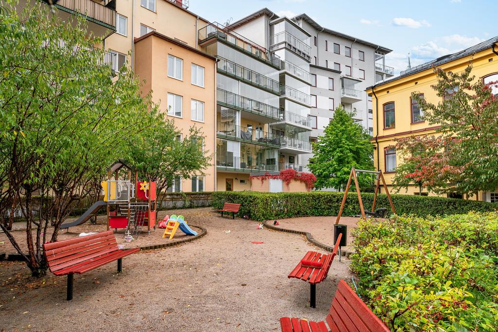 Lekpark på den inhängnade innergården. Låst 24-7. 