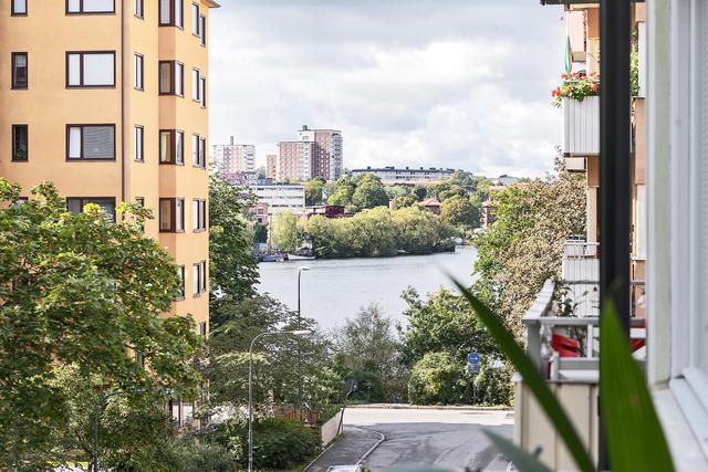 Balkong i söderläge med sjöutsikt!