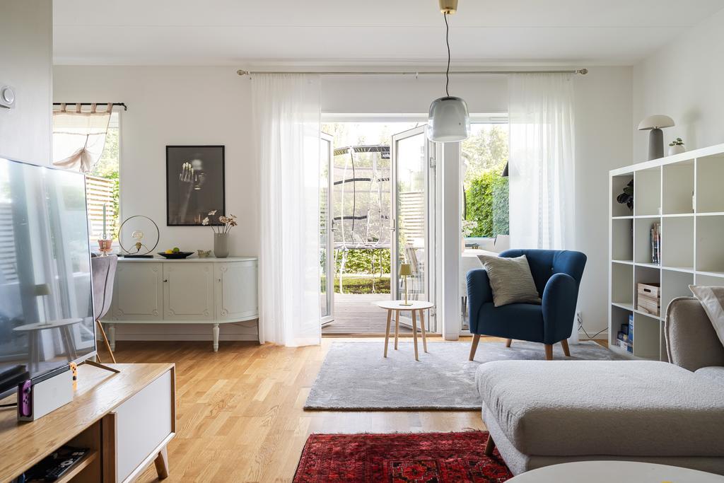 med utgång till uteplatsen