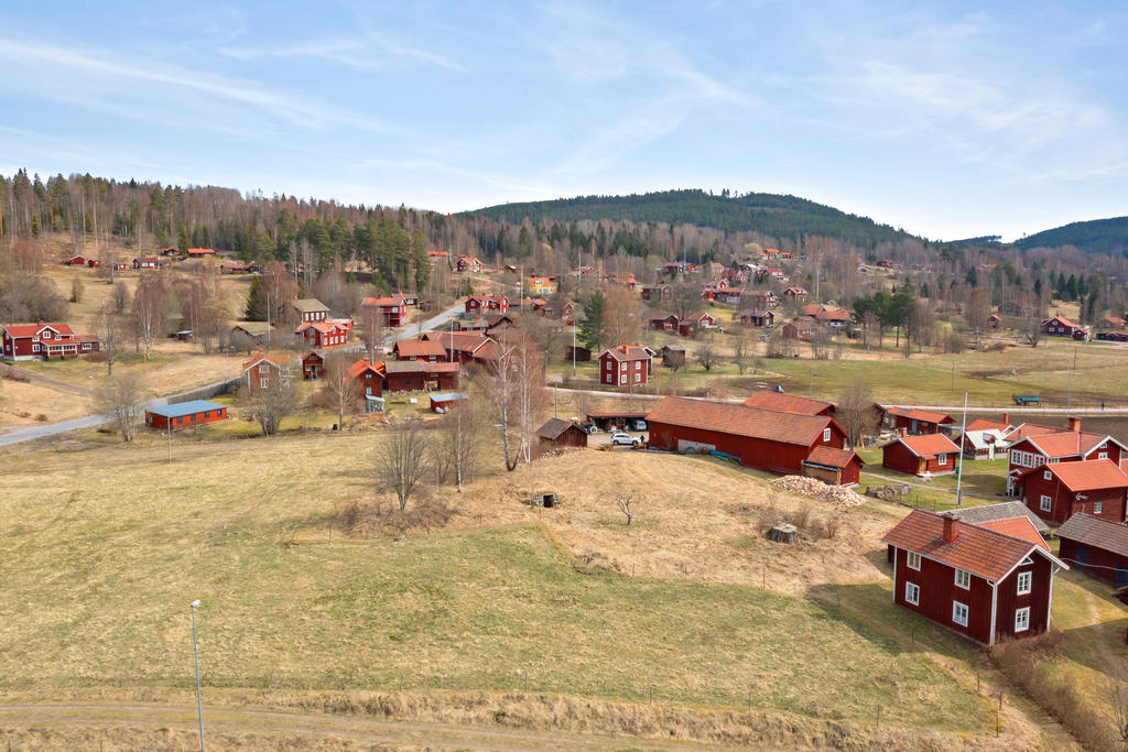 Översiktsbild på tomten nere i byn (Leksand Hälla 3:11).
