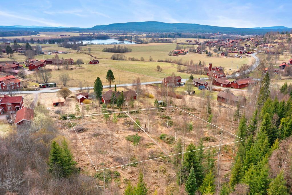 Översiktsbild på tomterna vid skogsbrynet (Leksand Hälla 3:9 och 3:10). Observera att dessa utmarkeringar bara är en uppskattning för att få en ungefärlig bild av placering.
