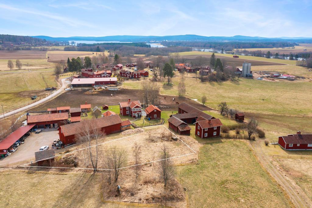 Översiktsbild på tomten nere i byn (Leksand Hälla 3:11). Observera att dessa utmarkeringar bara är en uppskattning för att få en ungefärlig bild av placering.