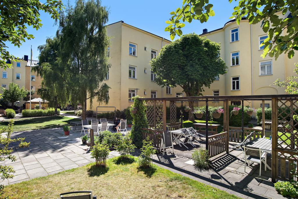 Innergård med flera sittplatser och grillmöjligheter