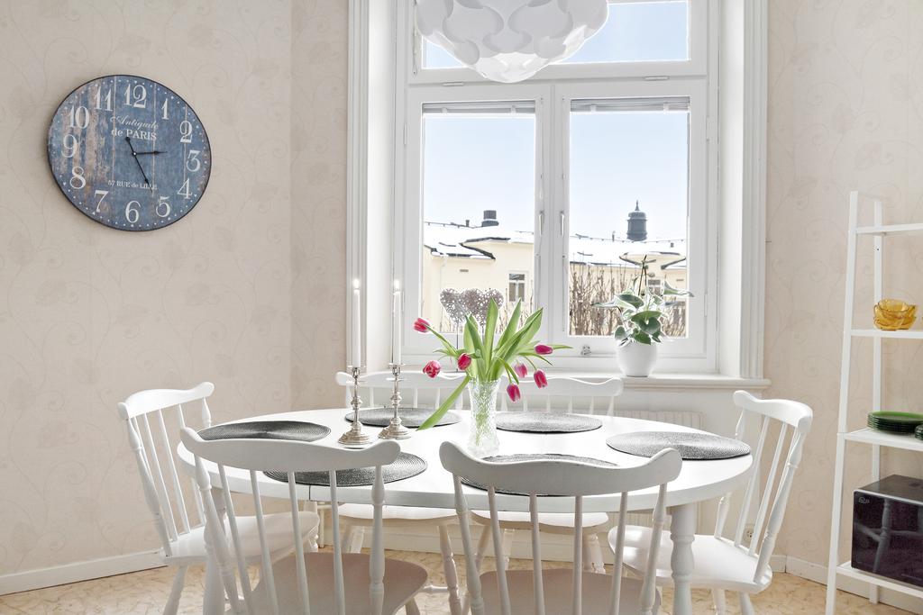 Kök med rymlig matplats och utsikt över innergård