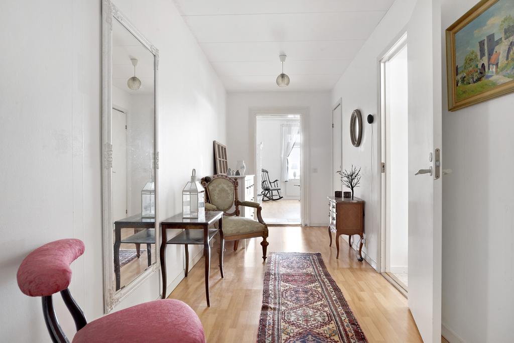 Möblerbar hall med vy mot vardagsrum