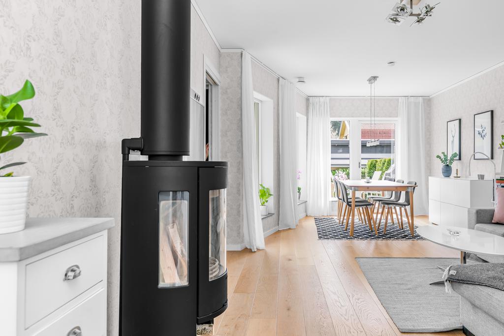 Ljust vardagsrum med en värmande kamin