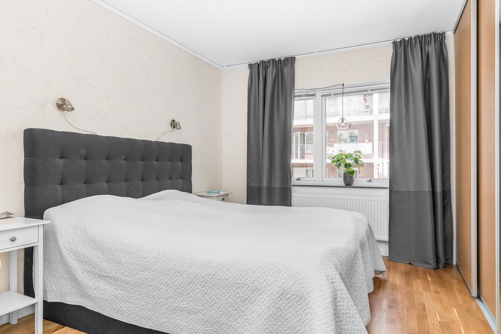 Sovrum med skjutdörrsgarderob