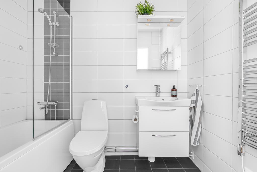 Helkaklat badrum på övre plan