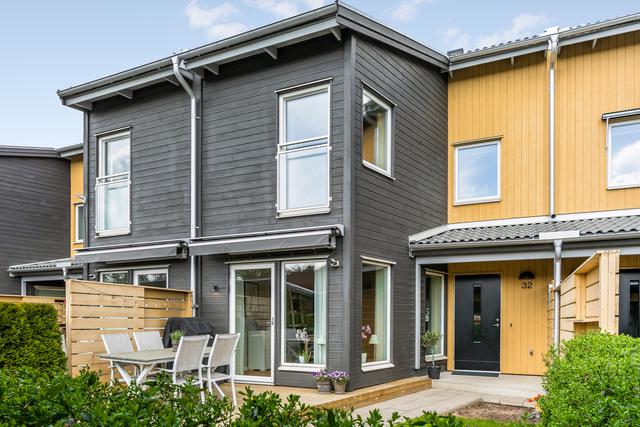 Inbjudande entrésida med uteplats