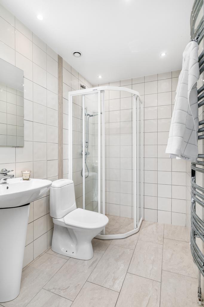 Kaklat duschrum på entréplan