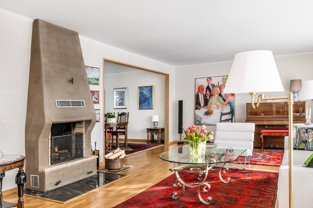 Vardagsrum med vacker öppen spis