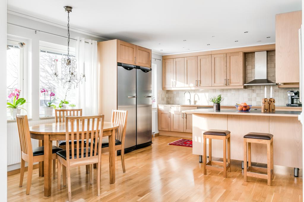 Öppet kök med barbänk med sittplatser