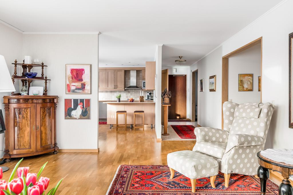 Vardagsrum mot kök och hall