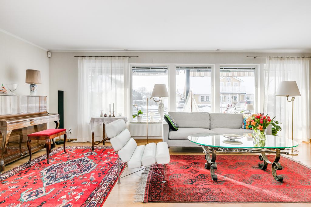 Mycket ljusinsläpp i vardagsrummet