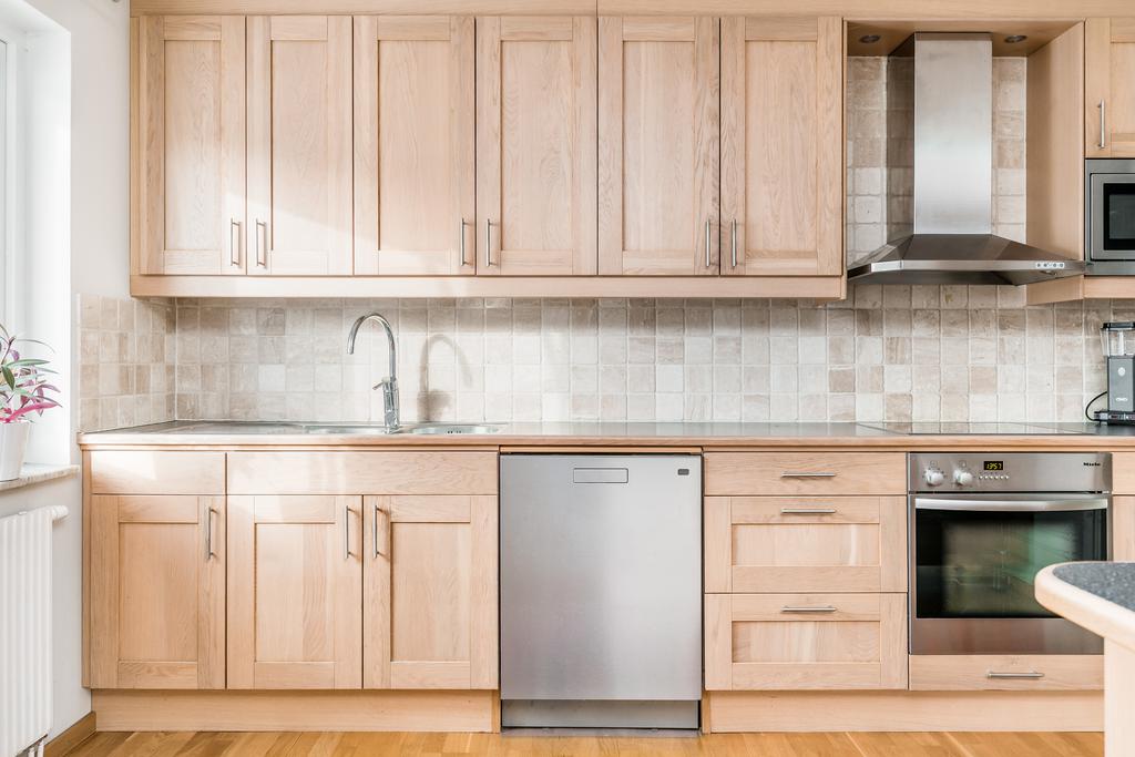 Stilrent kök med gott om förvaring