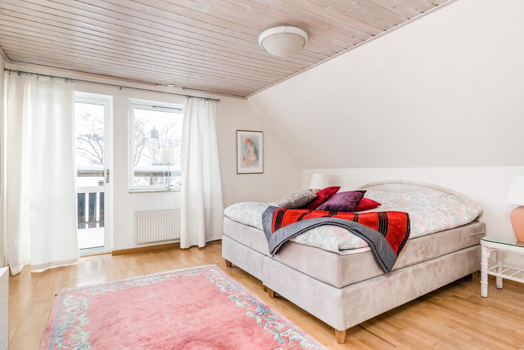 Sovrum med utgång till balkong