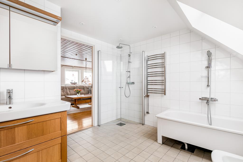 Här finns både dusch och badkar