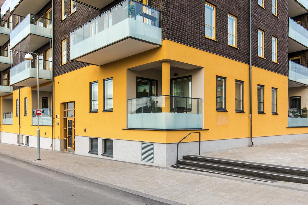 Balkong som numera är inglasad i hörnläge