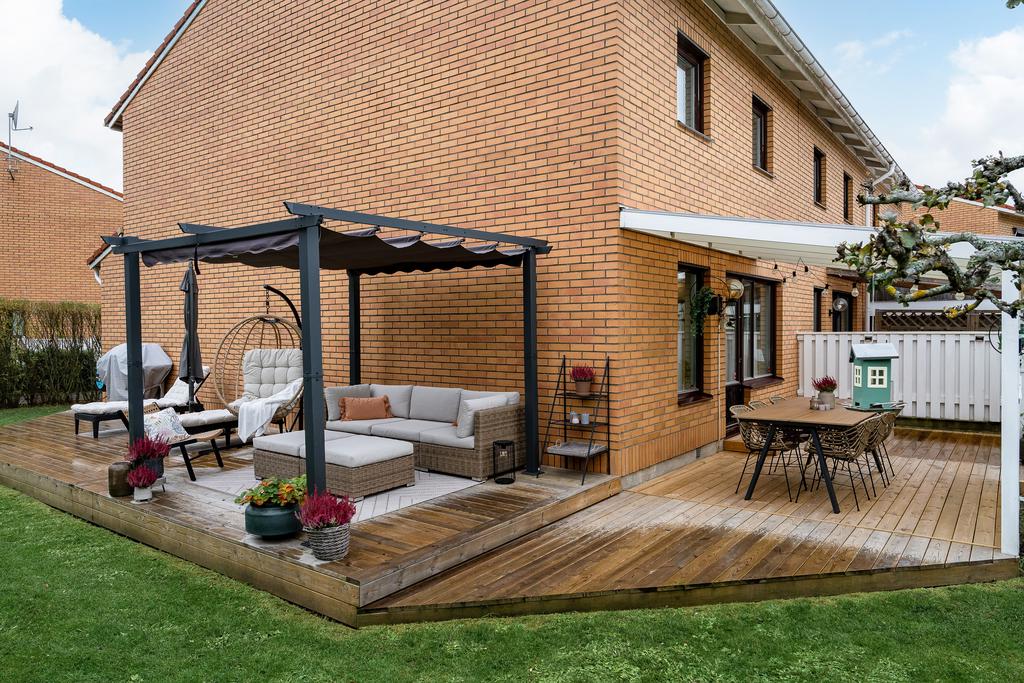 Altan på gaveln med pergola