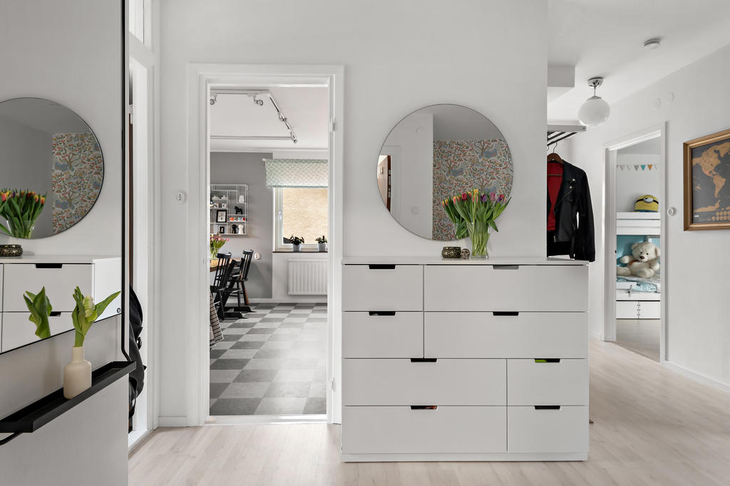 Rymlig hall med ljusa golv/väggar
