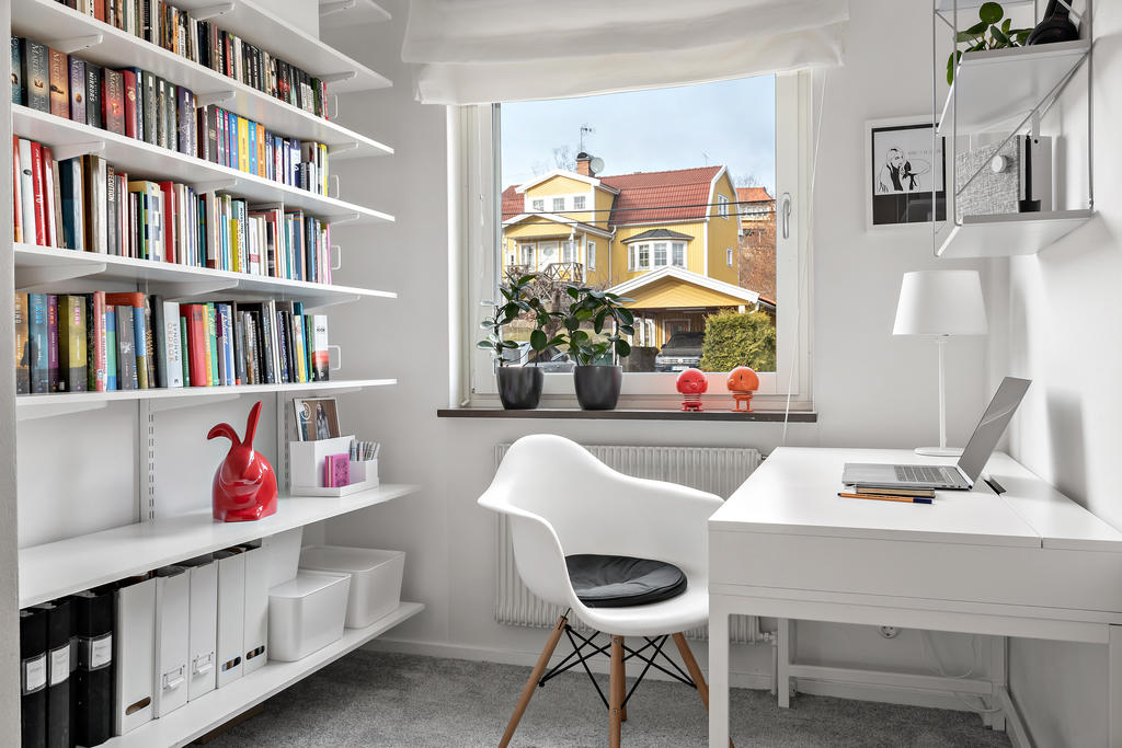 Kontorsdel på övre plan med heltäckningsmatta