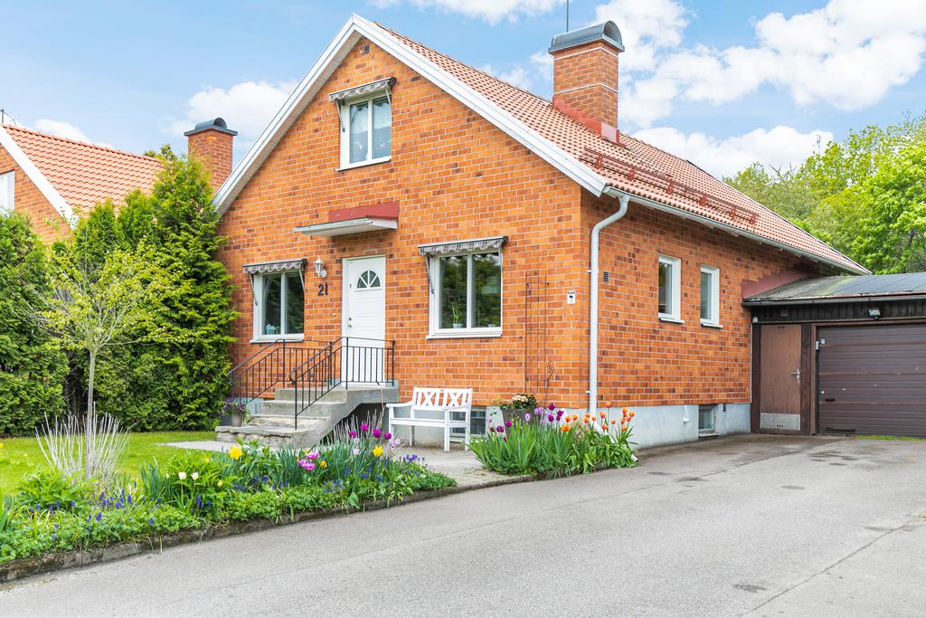 Garage och uppfart med plats för fler bilar