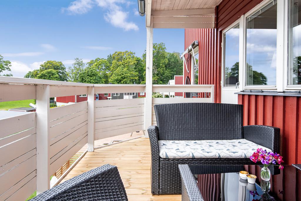 Balkongen är förlängd för att skapa bättre plats för loungemöbler
