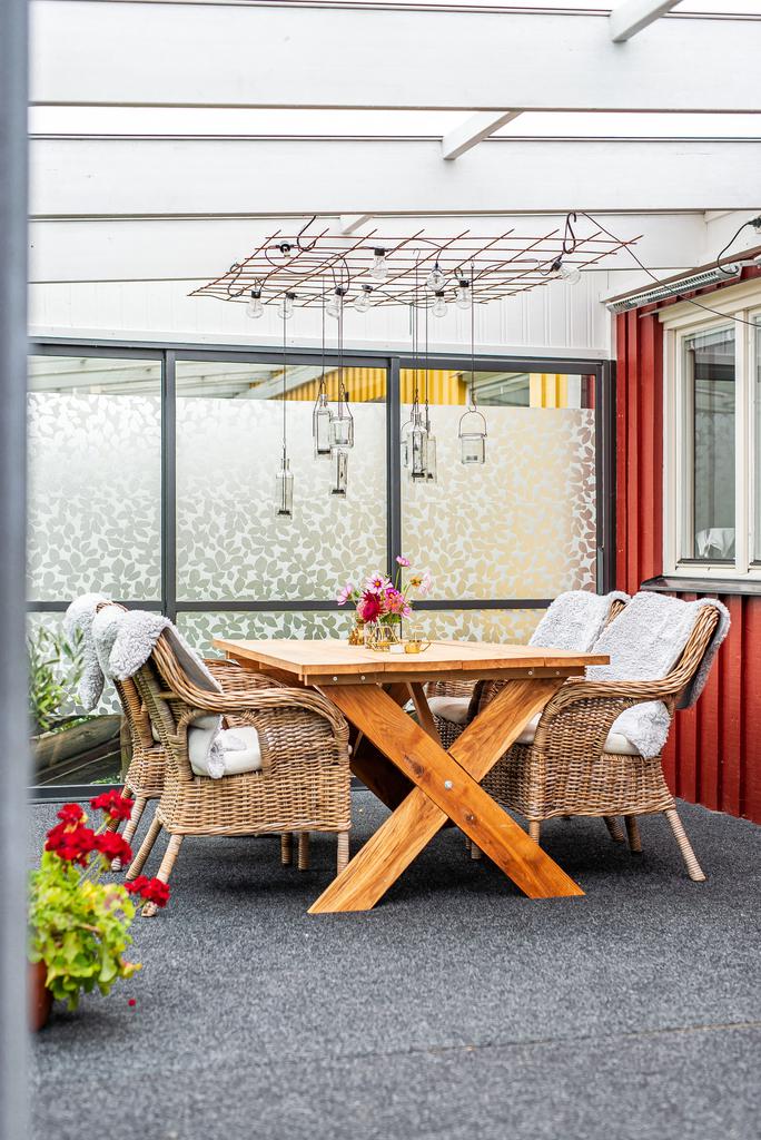 Här finns plats för matbord eller loungegrupp