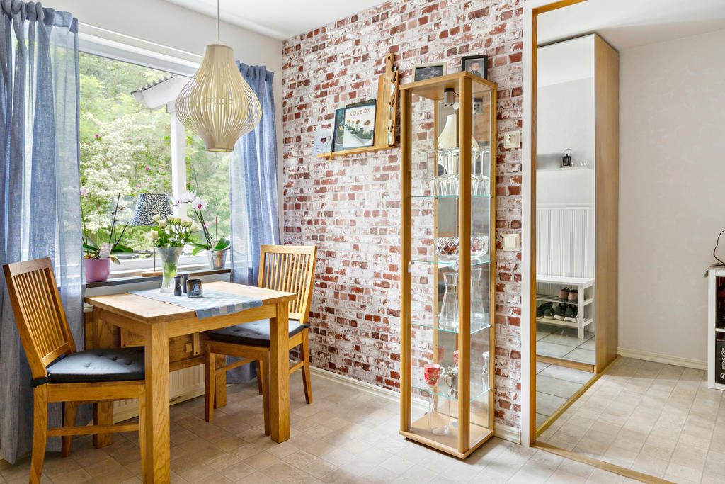 Matplats intill fönstret