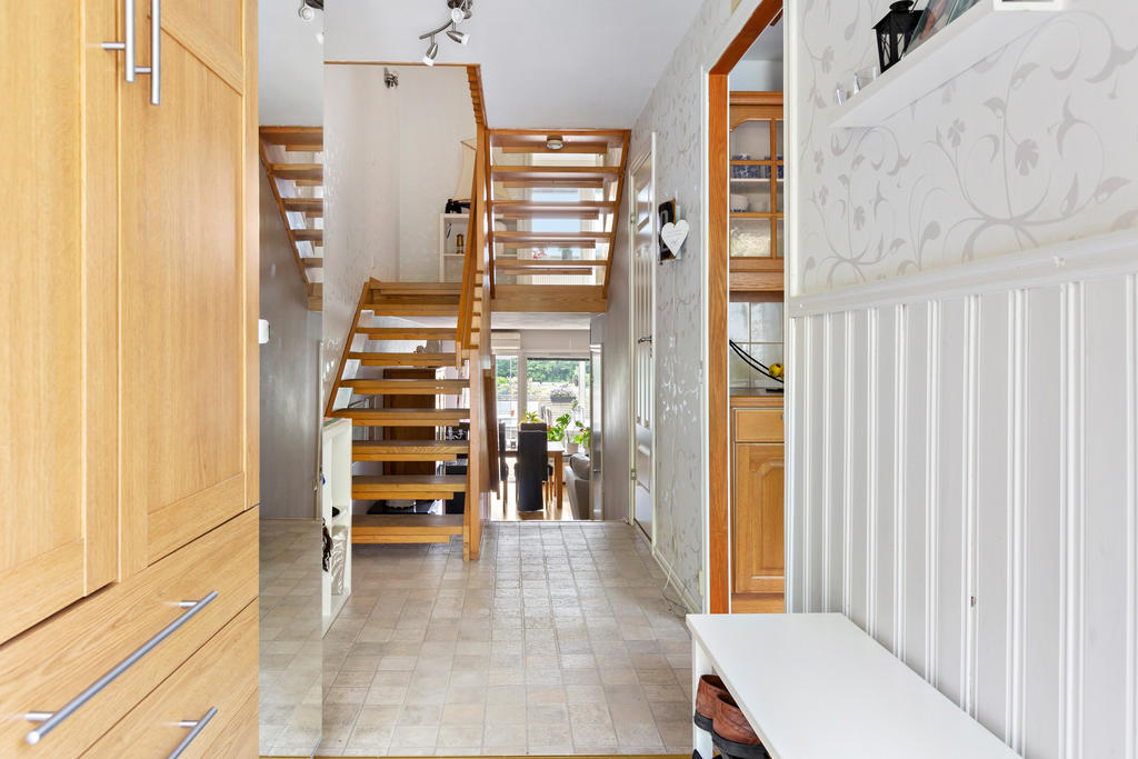 Hall. Garderob till vänster är borttagen & nytt golv 2025. 