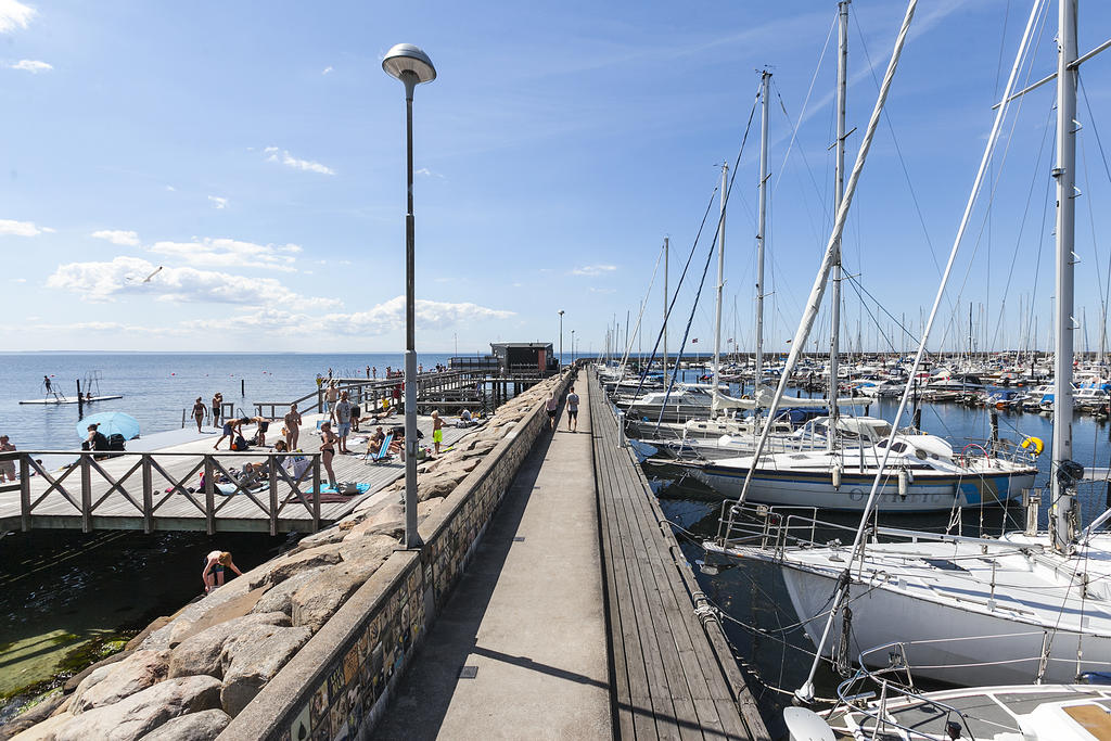 Bad, bastu, småbåtshamn och restauranger