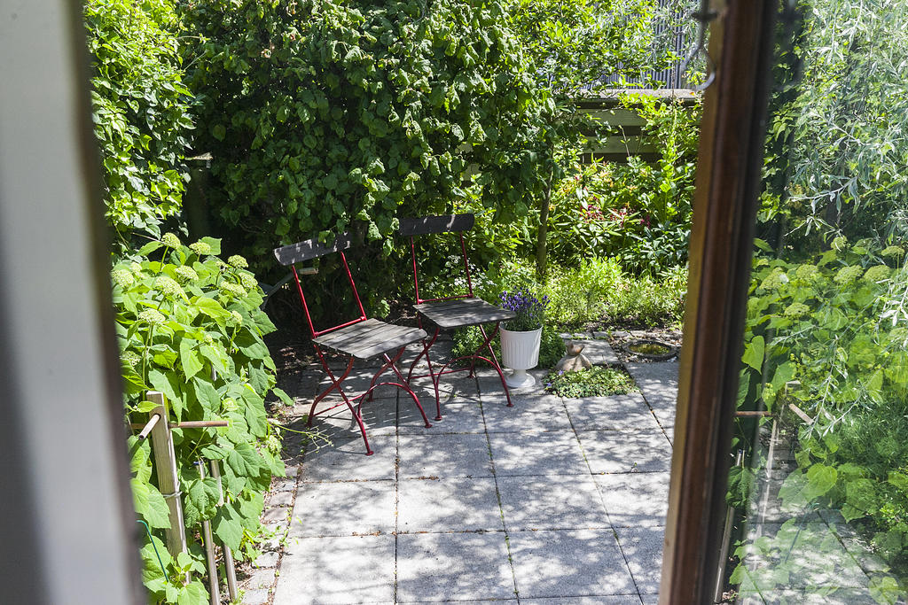 Små fina trädgårdsrum och kanske kaffeservering via köksfönstret