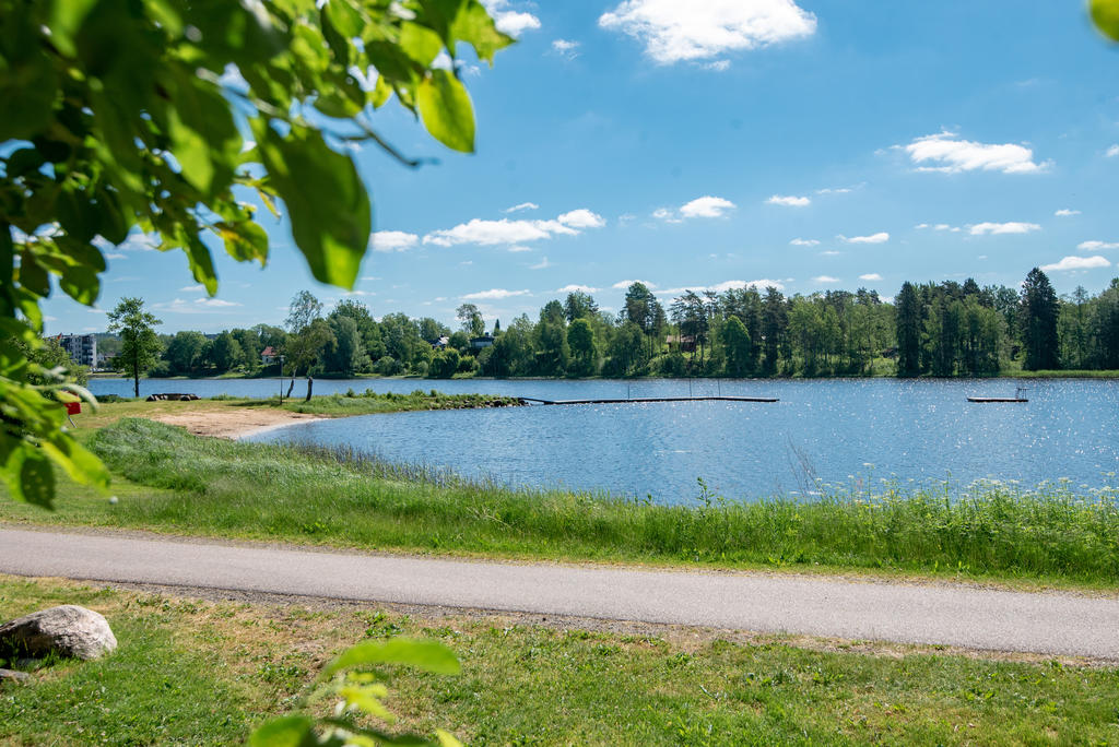 I närheten finns en kommunal badplats invid Tranemosjön!